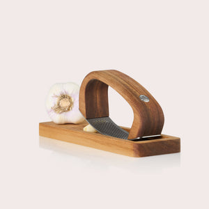 RoccaAlio garlic press with chopping board